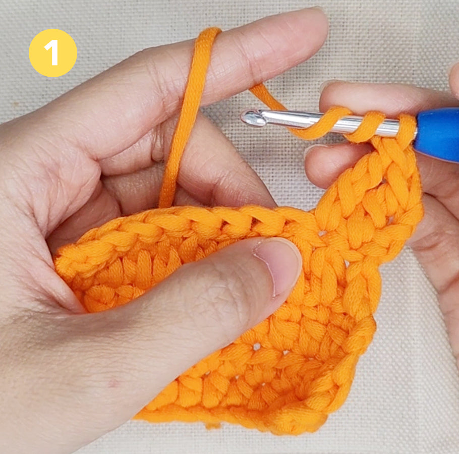 Zwei Umschläge auf die Nadel legen