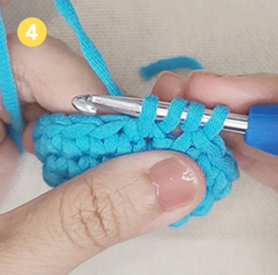 Vier Schlaufen auf der Häkelnadel