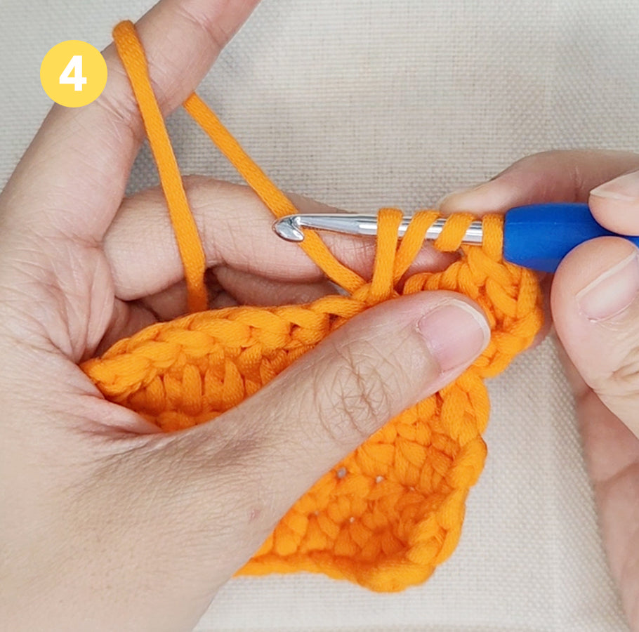 Vier Schlaufen auf der Häkelnadel