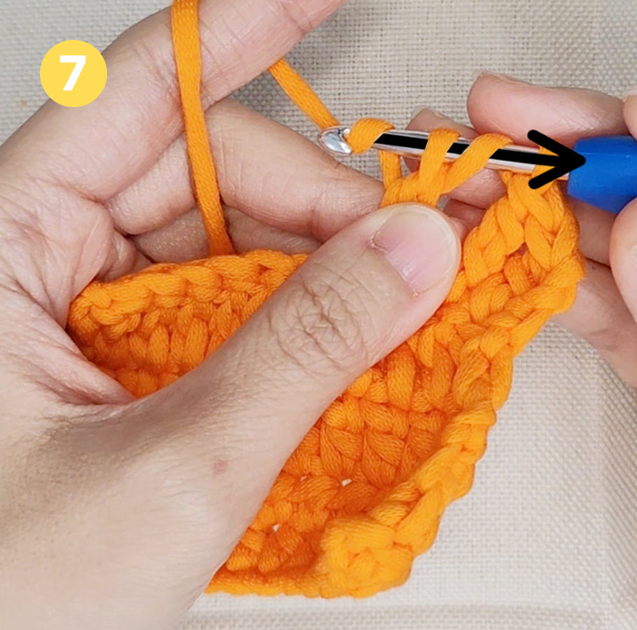 Garn durch zwei weitere Schlaufen ziehen